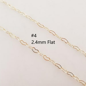 Puede incluir: Dos hebras de cadena de oro, una encima de la otra. La cadena superior es una cadena plana de 2,4 mm. El texto #4 est&aacute; escrito debajo de las cadenas.