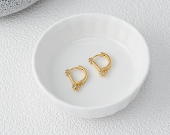 18k vergulde D-vorm Huggie Hoop bevindingen met 2 lussen, dubbele heldere zirkonia oorbeloorbellen voor doe-het-zelvers Handgemaakte sieraden maken benodigdheden D0758