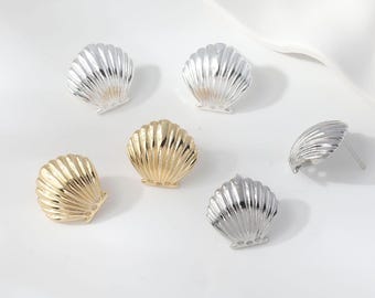 Oorstekers in de vorm van een sint-jakobsschelp met 3 gaatjes voor bedeltjes, verguld met 14 karaats goud, geschikt voor het maken van strand- en oceaanjuwelen (GZ984).
