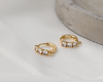 Sprankelende verharde doorzichtige CZ Huggie Hoops, 18k vergulde oorbelcomponenten met lus voor handgemaakte oorbellen D0757