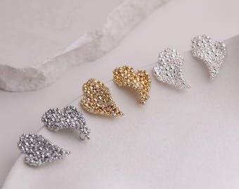 Oorbellen met textuur en pavézetting van zirkonia, met oogje, onregelmatig hartvormig en rond steentje, handgemaakte sieradenonderdelen van goud en zilver GZ986