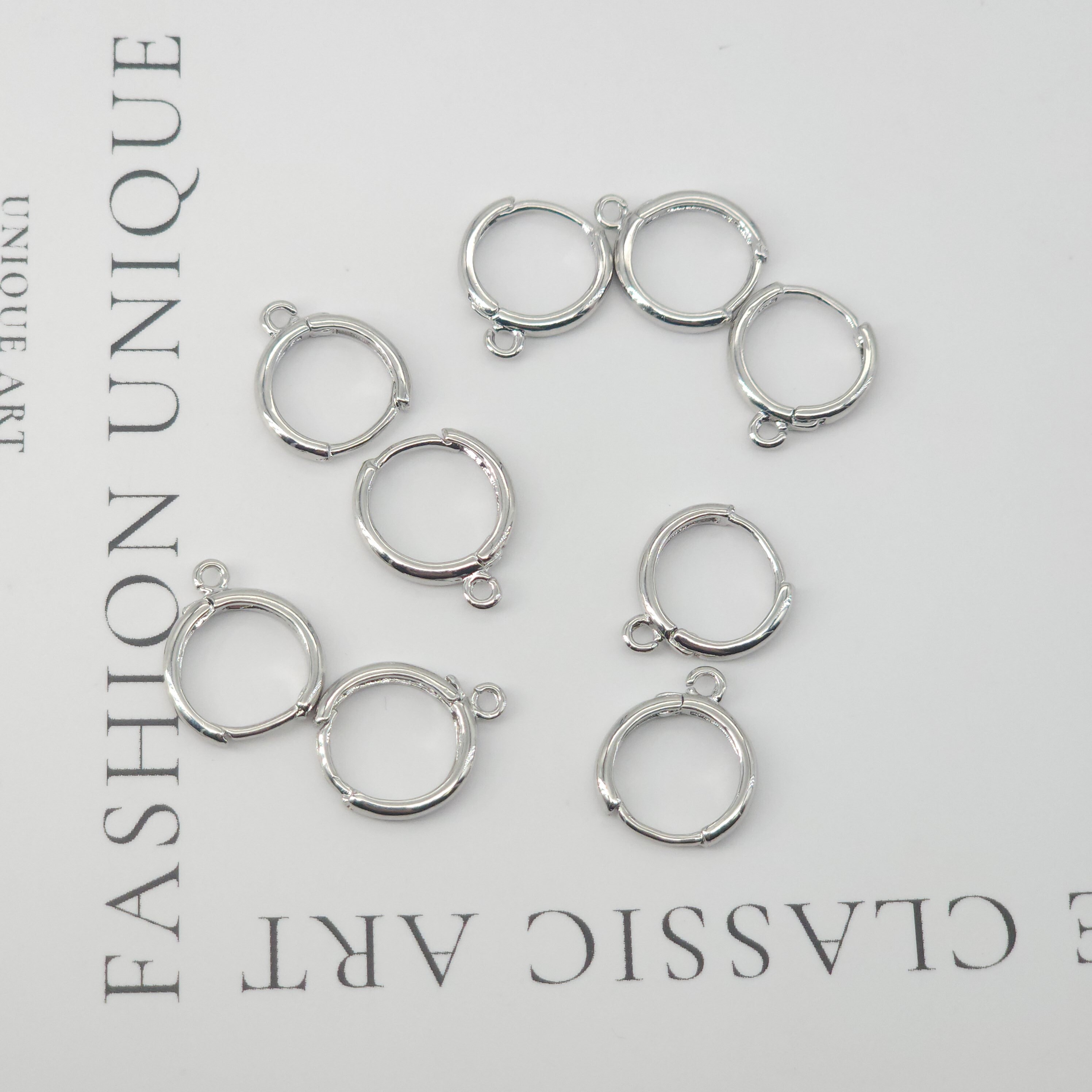 ゴールド/シルバー ラウンドイヤーフープ、13 x 16 mm、18Kゴールド