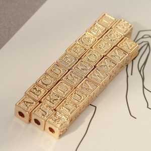 Contas de alfabeto em cubo banhadas a ouro 14k, contas quadradas iniciais, 6x6mm, contas de letras com buraco grande para fazer pulseira de colar b023