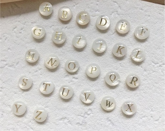 Natural Shell Alphabet Letter Beads, Initial Letter Beads, Double Sided Enamel, Round Shell Letter Bead, For Necklace Bracelet Making GZ1019