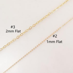 Puede incluir: Dos cadenas de oro, una cadena plana de 2 mm etiquetada como #3 y una cadena plana de 1 mm etiquetada como #2.
