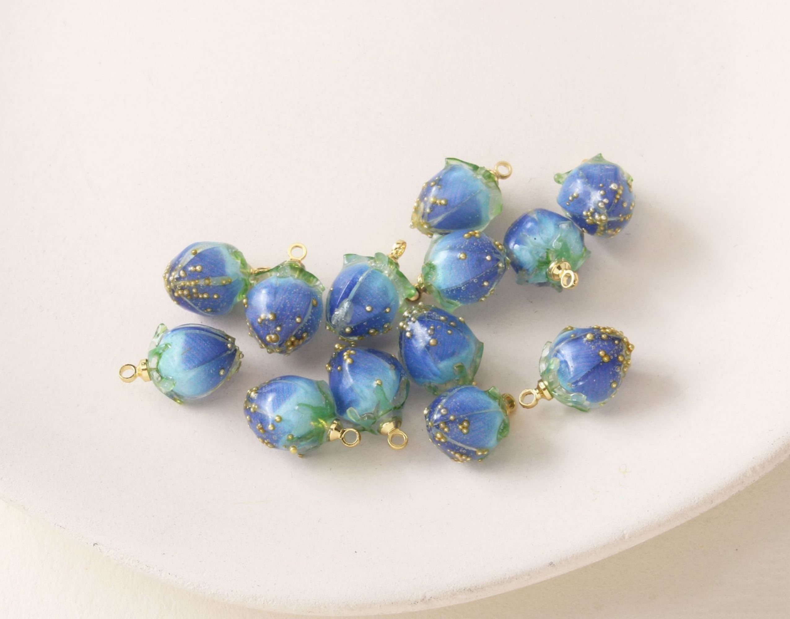 90 Stück Mini Erdbeeren Aus Kunstharz - Flache Anhänger Für DIY, Schmuck, Deko