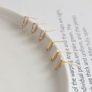 Conjunto de 10 mini pinos retangulares para brincos com argolas, em prata S925, sem níquel, com zircônias e banho de ouro 18K (código ZX040).