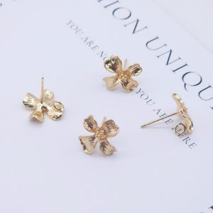 4 st örhängesstift med blommor, örhängen i 18K äkta guldpläterad mässing med ögla, örhängesstift, nickelfria, örhängesdetaljer ZX043