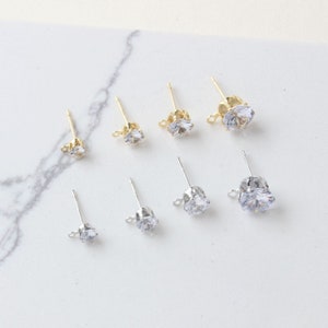 Op de afbeelding: Zes paar oorbelsluitingen met heldere zirkonia-stenen. De sluitingen zijn verkrijgbaar in goud en zilver.
