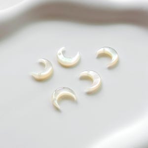 Moon Shape White Mother-of-Pearl, MOP Shell Pendant, 3D White Nacre, Ox Horn Shell Charm, Shell Jewelry Making Findings RY054