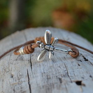 Dragonfly bracelet silver, nature inspired jewelry, adjustable leather bracelet, simple leather bracelet, nature lover gift, Spanish jewelry