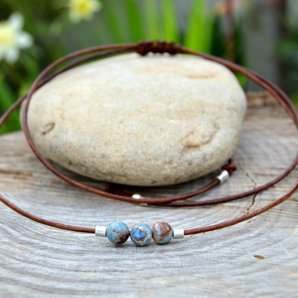 Himmelblaue-Halskette auf Lederschnur für Frauen oder Männer, Surf-Halskette, einfache Choker-Halskette, Indie-Schmuck, verstellbarer Choker