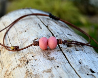 Gargantilla cordón de cuero ajustable para mujer, collar surf de cuentas africanas, joyas boho, collar de vidrio rosa chicle, joyas indie