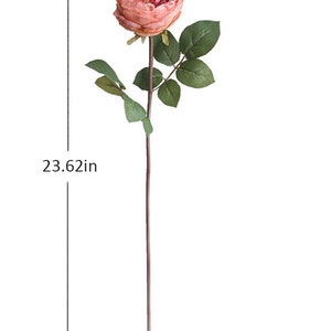Puede incluir: Una sola rosa artificial de color melocot&oacute;n con hojas verdes en un tallo marr&oacute;n. El tallo mide 60 cm de largo.