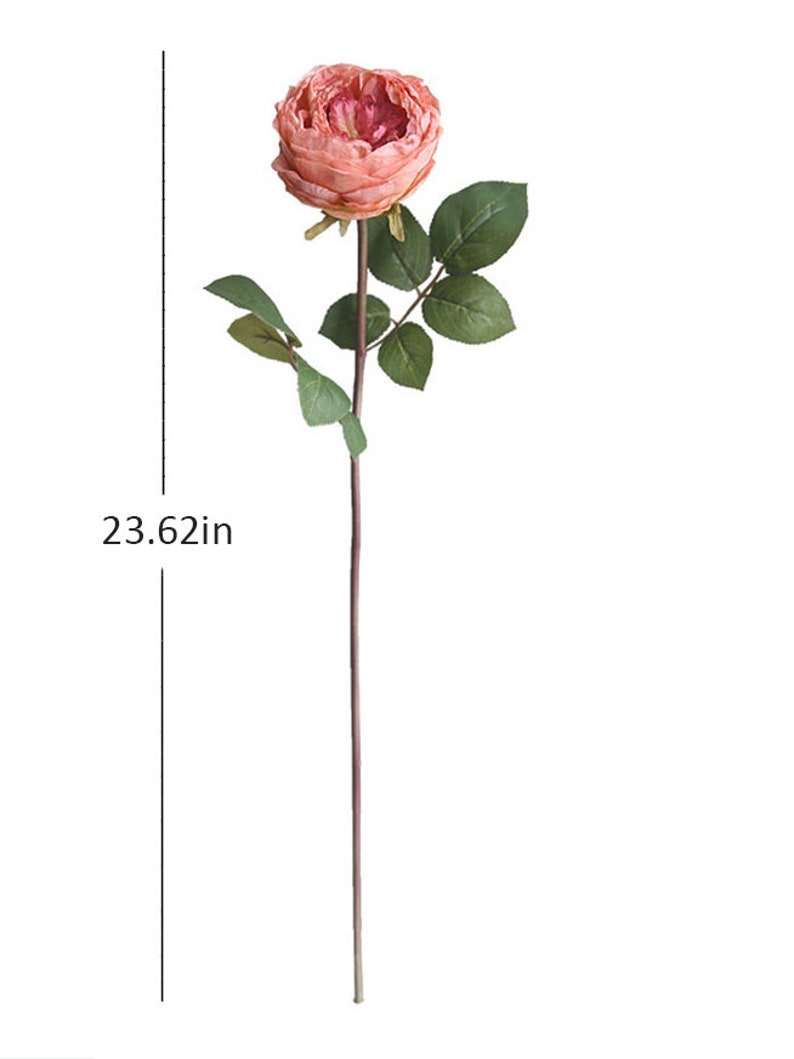 Puede incluir: Una sola rosa artificial de color melocot&oacute;n con hojas verdes en un tallo marr&oacute;n. El tallo mide 60 cm de largo.