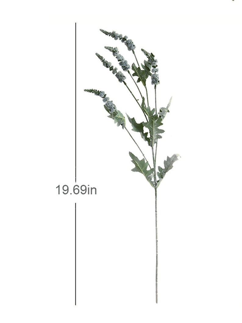 Puede incluir: Un solo tallo de lavanda artificial de color verde claro y una longitud total de 50 cm. El tallo tiene m&uacute;ltiples ramas con peque&ntilde;os racimos de flores azul claro.