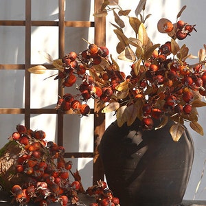 Stelo di rosa canina artificiale, ramo di bacche secche finte, ornamento di frutta rustica autunnale, decorazione floreale vintage per la casa, composizione floreale finta per feste