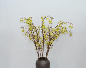 Rama artificial de bayas verdes con hojas tiernas, ramita de primavera artificial, tallo rústico de granja, acento botánico, relleno para jarrón, decoración de bosque