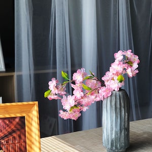 人工桜の長い茎、フェイクプラムの花の枝、高品質の桃色の桜の花、ウェディングパーティーの花飾り、ブーケの素材ピック