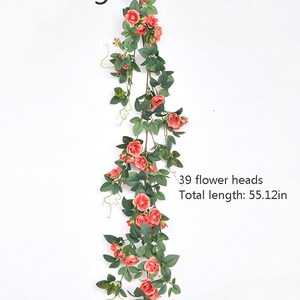Puede incluir: Una larga guirnalda de flores artificiales con 39 cabezas de flores. La guirnalda est&aacute; hecha de hojas verdes y rosas rosas. La longitud total de la guirnalda es de 140 cm.