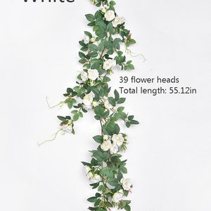 Puede incluir: Enredadera artificial de rosas blancas con 39 cabezas de flores y una longitud total de 140 cm.