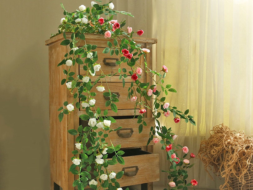 Artificial outlet climbing plants