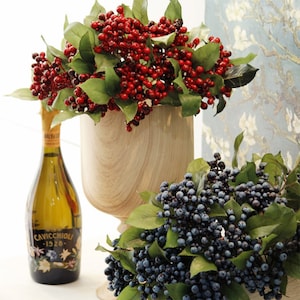 Artificial Berry Stem with Foliage, Fake Holly Fruit and Leaf, Home Floral Decor, Wedding Party Flower Arrangement, Dining Table Centerpiece