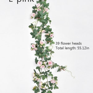 Puede incluir: Una larga guirnalda de rosas artificiales de color rosa con hojas verdes. Tiene 39 cabezales de flores y mide 140 cm de largo.
