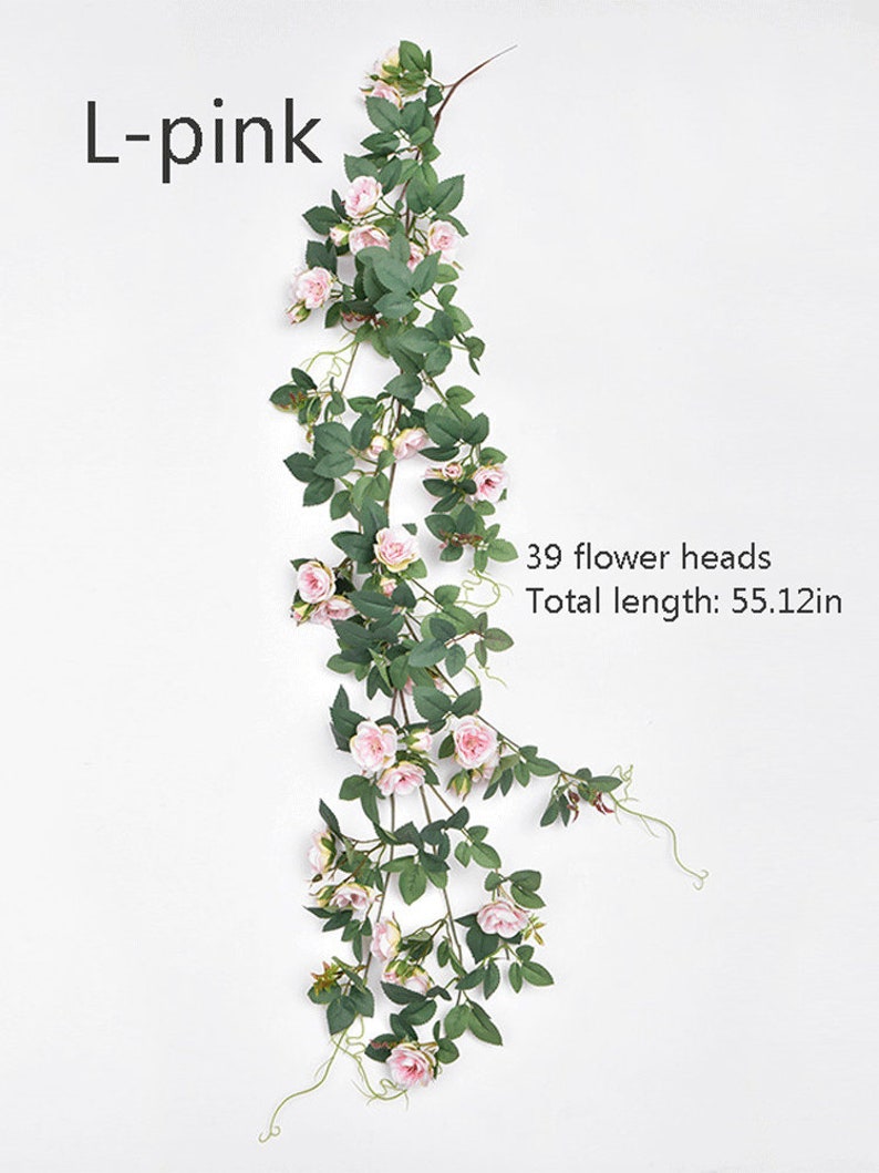 Puede incluir: Una larga guirnalda de rosas artificiales de color rosa con hojas verdes. Tiene 39 cabezales de flores y mide 140 cm de largo.