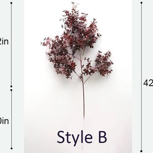 以下が含まれることがあります： 濃い赤紫色の葉を持つ人工の葉の単一茎。茎の長さは約107cmです。茎の下に「Style B」という文字が印刷されています。