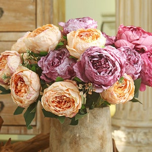 Bouquet de pivoines séchées avec des feuilles, artisanat de fleurs artificielles, décoration florale pour la maison, bouquet de mariée de mariage, pièce maîtresse de l'arrangement de fleurs de fête
