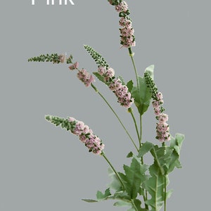 Puede incluir: Un ramo de flores artificiales con flores rosadas y hojas verdes. Las flores est&aacute;n dispuestas en un racimo y tienen un aspecto delicado y vaporoso.