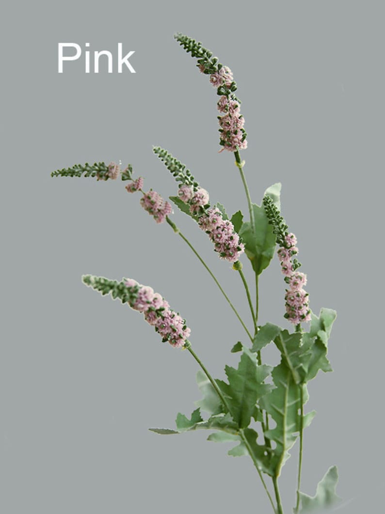 Puede incluir: Un ramo de flores artificiales con flores rosadas y hojas verdes. Las flores est&aacute;n dispuestas en un racimo y tienen un aspecto delicado y vaporoso.