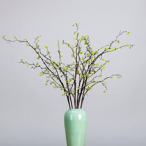 Rama de tiro artificial con hojas tiernas, ramas de crecimiento nuevo falso, tallos verdes realistas, ramitas frondosas decorativas, decoración floral del hogar