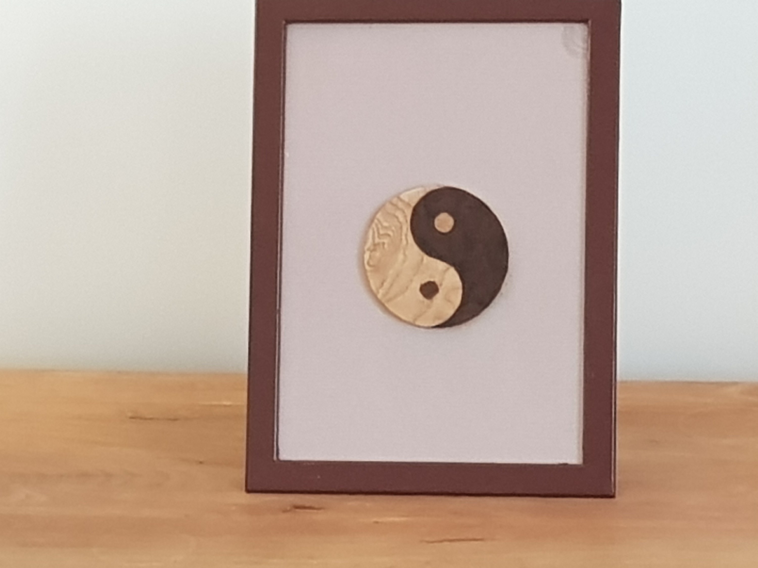 Cadre Motif Yin et Yang sur Fond Gris