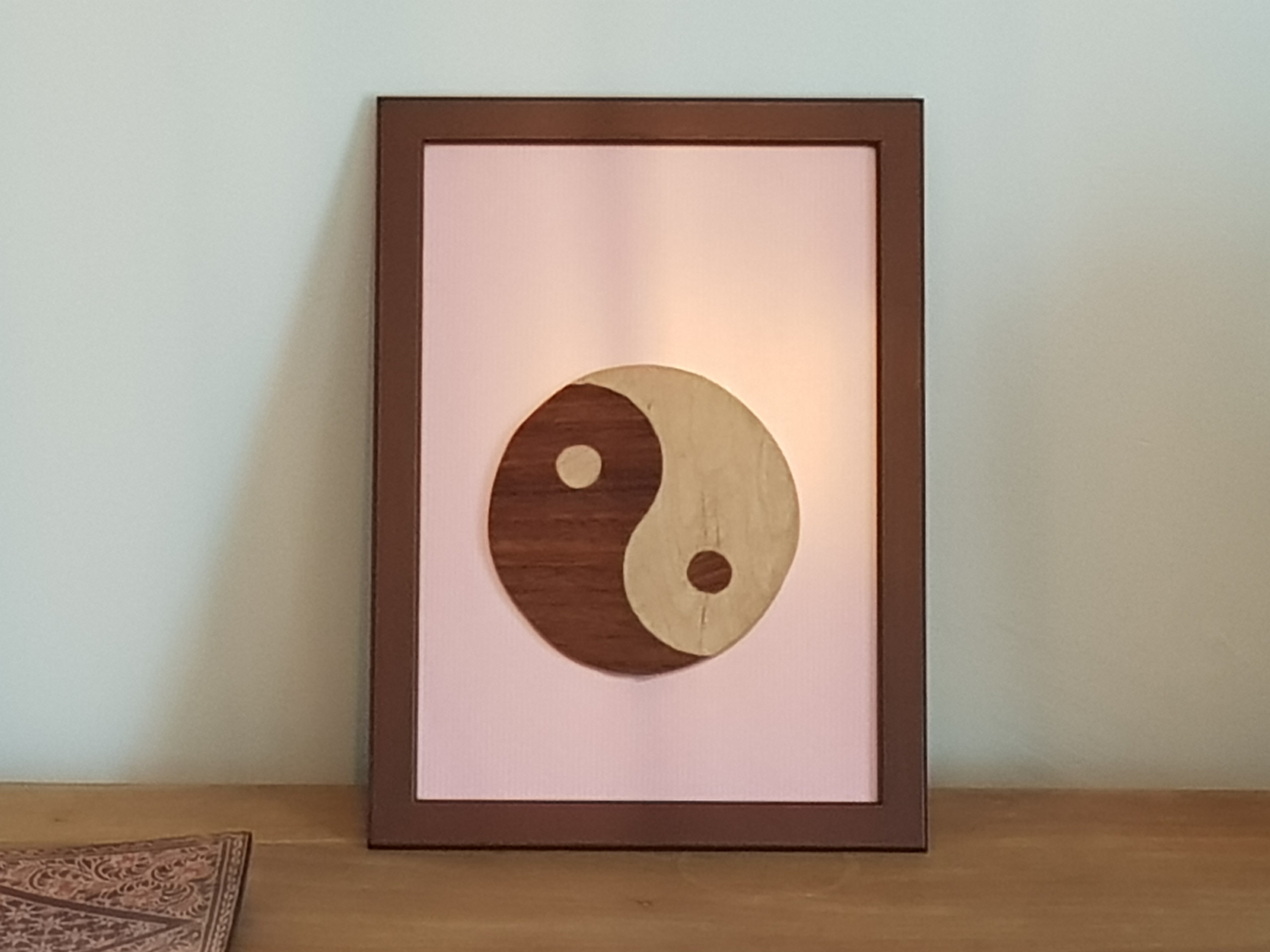 Cadre avec Motif Yin et Yang en Bois sur Fond Rosé