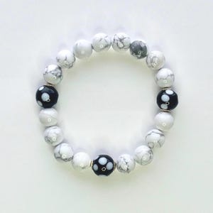 White Howlite Conta di Ojo Beaded Stretch Bracelet