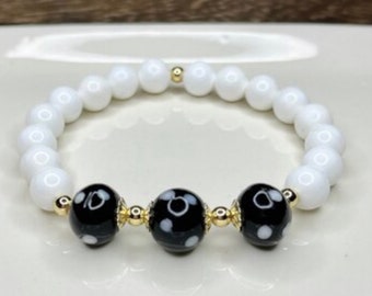 White Tridacna +  Shell Conta di Ojo Beaded Stretch Bracelet