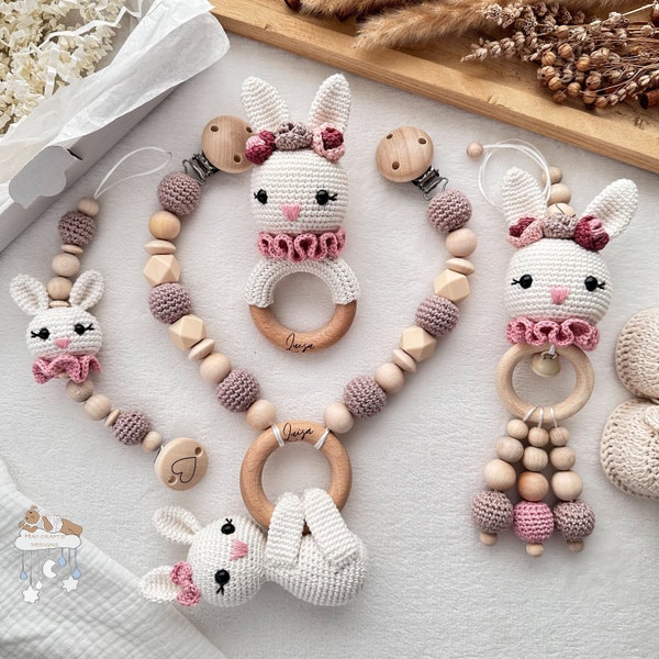 Coffret personnalisé lapin crème et rose, chaîne de poussette, pendentif, anneau de préhension, chaîne de sucettes, baby shower, baptême, cadeau de naissance avec gravure