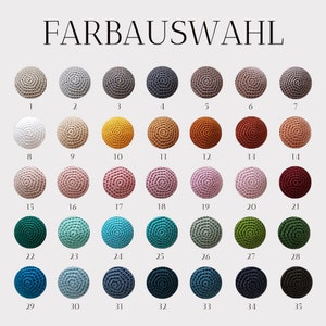 Puede incluir: Una carta de colores de 35 bolas de crochet en varios colores, incluyendo blanco, beige, amarillo, naranja, rojo, rosa, verde, azul y gris. La carta est&aacute; etiquetada como "FARBAUSWAHL" y numerada del 1 al 35.