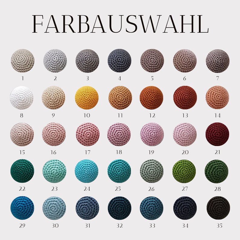 Puede incluir: Una carta de colores de 35 bolas de crochet en varios colores, incluyendo blanco, beige, amarillo, naranja, rojo, rosa, verde, azul y gris. La carta est&aacute; etiquetada como "FARBAUSWAHL" y numerada del 1 al 35.