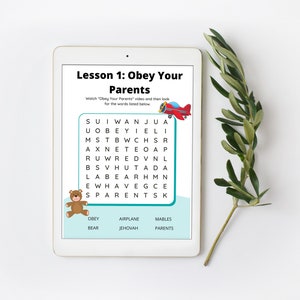 Può includere: Un tablet digitale che mostra un cruciverba con le parole "Obey Your Parents" e altre parole correlate. Il puzzle è su uno sfondo blu con un orsacchiotto e un aereo rosso. Le parole "Lesson 1: Obey Your Parents" sono in cima allo schermo.