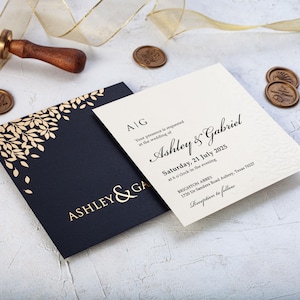 Elegante Hochzeitseinladung mit geprägten Blättern, Schwarz und Gold einladen, Minimalistisches Design, personalisierte Einladungskarte