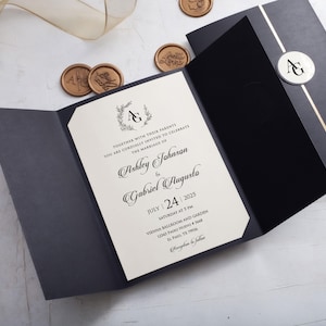 Schwarze Hochzeitseinladung, gefaltete schwarze und goldene Hochzeitseinladung