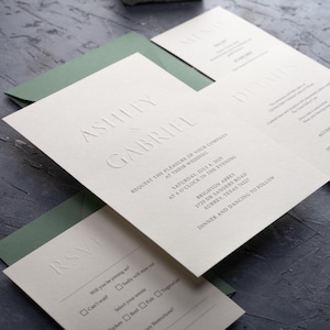 Geprägte Hochzeitseinladungen, Letterpress Hochzeitseinladung, Präge Hochzeitseinladungen, Minimalistisches Design, Benutzerdefinierte Hochzeitskarte, Salbeigrüner Umschlag
