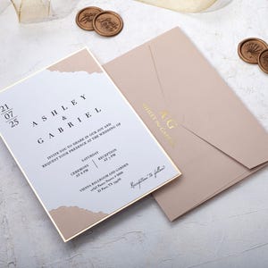 Hochzeitseinladung mit vergoldetem Folienrahmen, minimalistisches Design in Blush rosa und Goldfolie, Sandbeige einladen und Umschlag