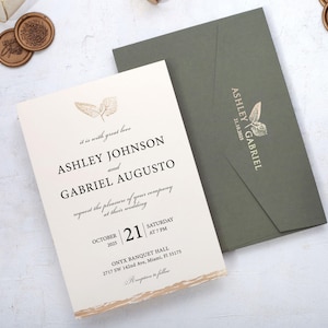 Elegante invitación de boda, diseño minimalista en verde y dorado, invitación en color verde caqui con lámina dorada, elegante conjunto de boda en marfil y verde