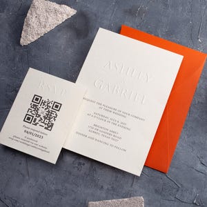 Geprägte Hochzeitseinladungen, Letterpress Hochzeitseinladung, Prägung Hochzeitseinladungen, minimalistisches Design, benutzerdefinierte Hochzeitskarte, Gebrannte Orange Umschlag