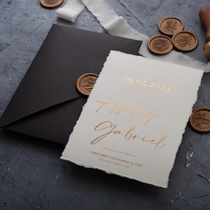 Invito di nozze con bordo frastagliato, invito di nozze nero e oro, invito di ricevimento stampato in lamina d'oro, nastro e sigillo di cera personalizzato