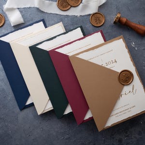 Invito di nozze con bordo frastagliato, invito di nozze stampato in lamina d'oro, invito di ricevimento in lamina d'oro, nastro e sigillo di cera personalizzato